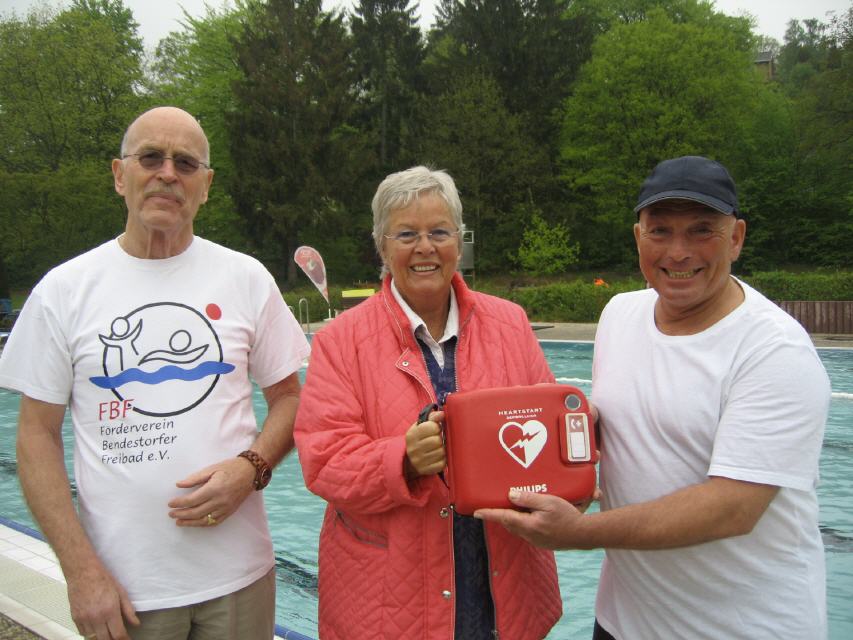 Ein Defibrillator kann Leben retten. Der Förderverein hat ein Gerät angeschafft und der Gemeinde übergeben.