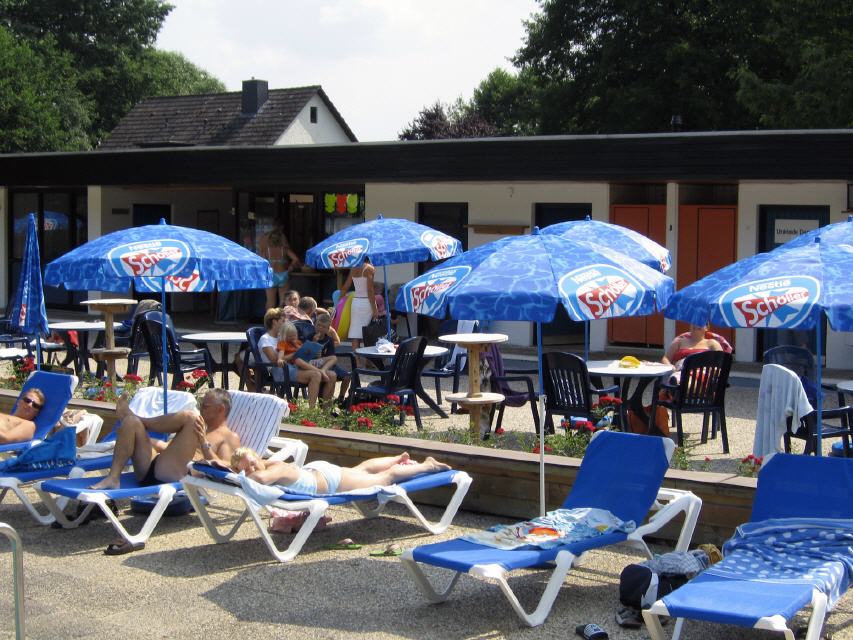 Liegen und Sonnenschirme laden zum Entspannen ein. Der Förderverein sorgt für eine gute Ausstattung des Freibads.